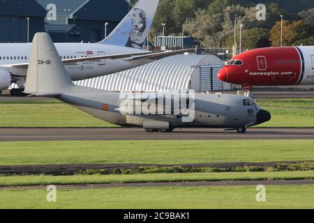 CH-01, eine Lockheed C-130H Hercules, die von der belgischen Luftwaffe betrieben wird, kurz nach der Landung auf dem Flughafen Prestwick in Ayrshire, Schottland. Stockfoto