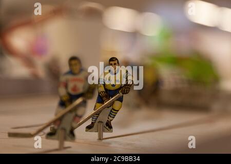 Umea, Norrland Schweden - 19. Juni 2020: Ein sehr altes Hockeyspiel auf einem Flohmarkt gefunden Stockfoto