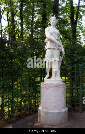 Saint-Petersburg, Russland - 28. Juli 2019: Marmorskulptur der römischen Göttin Diana (in der griechischen Mythologie Artemis) von Paolo Andrea Triscornia, Italien, Stockfoto