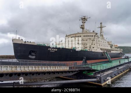 Murmansk, Russland - August 2019: Der weltweit erste nukleare Eisbrecher "Lenin". 1957 angesetzt und 1989 stillgelegt. Stockfoto