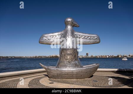 Perth, Western Australia - Jun, 2020: Erste Kontaktskulptur. Das Kunstwerk zeigt die Ankunft europäischer Siedler in Perth. Von Laurel Nannup, 2015. Stockfoto