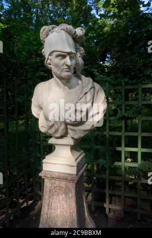 Saint-Petersburg, Russland - 28. Juli 2019: Marmorskulptur des römischen gottes Mars (in der griechischen Mythologie Ares) von Orazio Marinali, Italien, 1717. Stockfoto