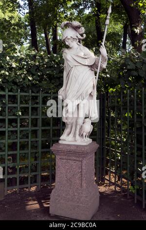 Saint-Petersburg, Russland - 28. Juli 2019: Marmorskulptur der römischen Göttin Minerva (in der griechischen Mythologie Athena Pallad) von Thomas Quellinus. Stockfoto