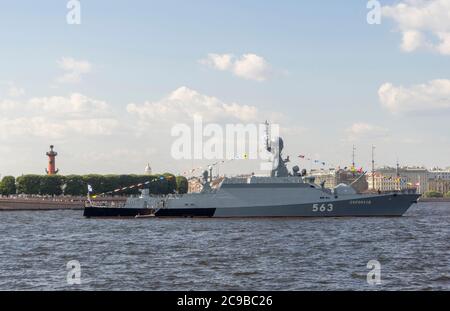 ST. PETERSBURG, RUSSLAND - 28. JULI , 2019: Schlachtschiff 'Serpuchow' Board 563 auf Newa Fluss auf Navy Day Parade. Stockfoto