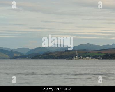 Die französische Navy Fregatte Latouche-Tréville (D646) vor Gourock, kurz nach der Ankunft für die Übung Joint Warrior 12-2. Stockfoto