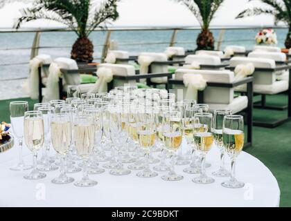 Gläser mit Wein und Champagner auf dem Tisch. Selektiver Fokus Stockfoto