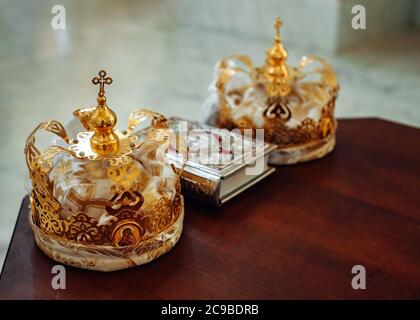 Zwei Kronen und bibel auf dem heiligen Altar für die Hochzeitszeremonie auf Russisch Stockfoto