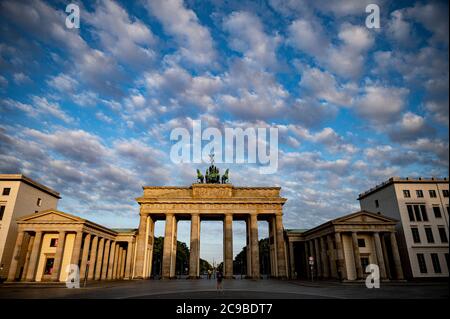 Berlin, Deutschland. Juli 2020. Am frühen Morgen hängen Wolken über dem Brandenburger Tor. Quelle: Fabian Sommer/dpa/Alamy Live News Stockfoto
