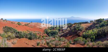 La Gomera - Landschaft der roten Erde mit kleinen Büschen im Norden Stockfoto