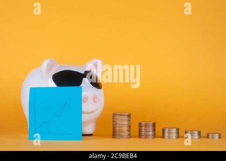 Die Blütezeit der Finanzmärkte und erhöhte Ersparnisse. Sparschwein und Münzen Stockfoto