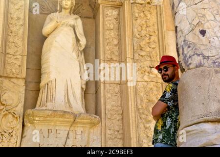 Schöner junger Mann in rotem Hut in Ephesus antiken Stadt Stockfoto