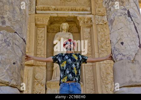 Schöner junger Mann in rotem Hut in Ephesus antiken Stadt Stockfoto