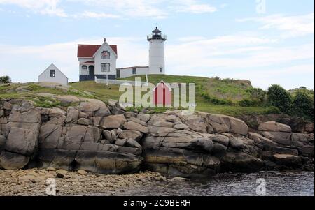 Nubble Lighthouse, historischer Leuchtturm aus dem 19th. Jahrhundert, steht auf der Insel vor Cape Neddick Point, York, ME, USA Stockfoto