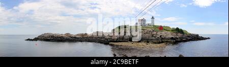 Nubble Lighthouse, ein historischer Leuchtturm aus dem 19th. Jahrhundert, steht auf der Insel vor Cape Neddick Point, York, ME, USA Stockfoto