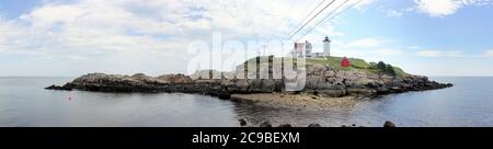 Nubble Lighthouse, ein historischer Leuchtturm aus dem 19th. Jahrhundert, steht auf der Insel vor Cape Neddick Point, York, ME, USA Stockfoto