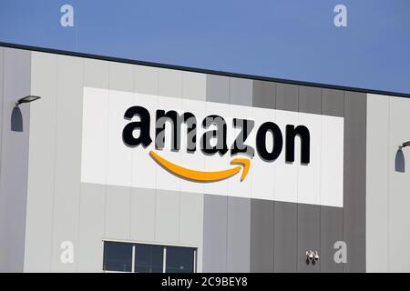 Amazon Logo auf dem Logistikzentrum in Frankenthal Stockfoto