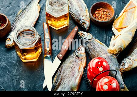 Getrockneter Fisch auf dem Tisch, salziger, trockener Seefisch für Bier Stockfoto