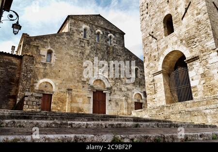 ANAGNI-ITALIEN-Juli 2020- Fassade der Kathedrale und Glockenturm gegen blauen Himmel, einfache Fassade mit drei Häfen mit Fetzen des alten römischen Marmors und sein Stockfoto