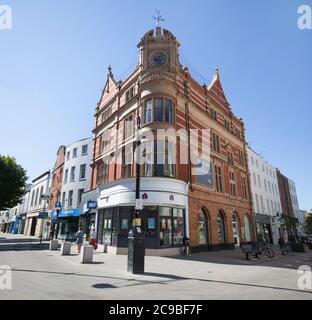 Blick auf die High Street und Regent Street in Cheltenham, Gloucestershire in Großbritannien Stockfoto