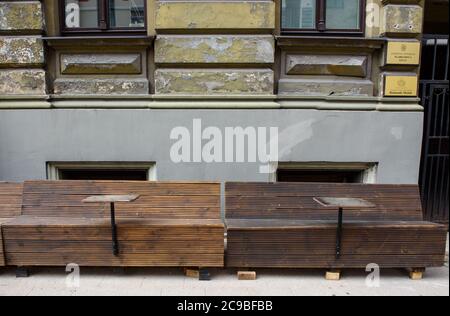 RIGA, LETTLAND. Juni 2020. Tische des Cafés auf der Terrasse mit 2 Meter Entfernung auf dem Bürgersteig. Stockfoto