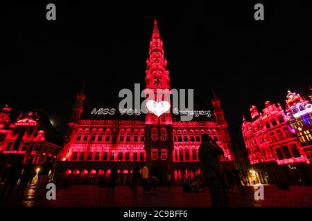 (200730) --PEKING, 30. Juli 2020 (Xinhua) -- Menschen sehen eine Ton- und Lichtshow auf dem Grand Place in Brüssel, Belgien, 29. Juli 2020. Am Grand Place von Brüssel wurde eine Sound- und Lichtshow veranstaltet, um die in diesem Sommer vermissten Ereignisse Belgiens aufgrund der COVID-19-Pandemie zu beleuchten. (Xinhua/Zheng Huansong) Stockfoto