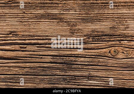 Alte verwitterte Holzplankenstruktur. Brauner Holzhintergrund. Nahaufnahme von Rissen und Knoten. Draufsicht. Leerzeichen für Text Stockfoto