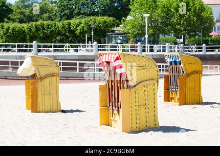 Strandliegen aus Korbgeflecht am Strand von Travemünde. Keine Personen. Symbol für Nebensaison - oder Sperrung. Stockfoto