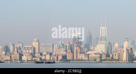 Skyline von Shanghai Puxi mit Bund und Huangpu River. Hochauflösendes Panorama. Stockfoto