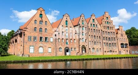 Lübeck, Schleswig-Holstein / Deutschland - 23. Juni 2020: Panorama mit dem historischen Salzspeicher. Das älteste der sechs Backsteingebäude Stockfoto