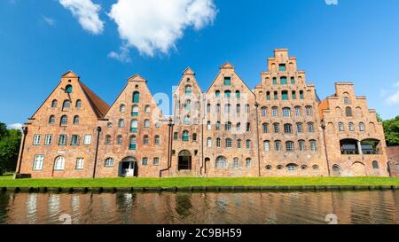 Lübeck, Schleswig-Holstein / Deutschland - 23. Juni 2020: Vorderansicht des Salzspeichers. Die sechs Backsteingebäude waren einst ein Salzlager. 16 x 9 Panorama Stockfoto