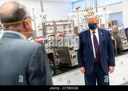 MORRISVILLE, USA - 27. Juli 2020 - US-Präsident Donald J. Trump nimmt an einer Tour Teil Montag, 27. Juli 2020, im Bioprocess Innovation Center in F Stockfoto