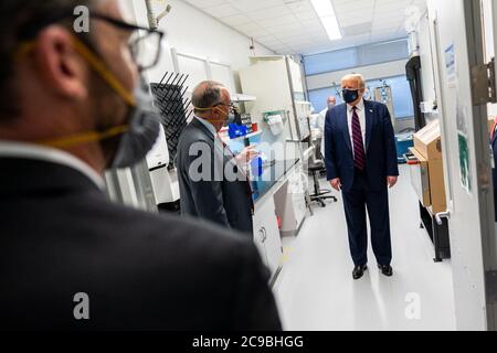 MORRISVILLE, USA - 27. Juli 2020 - US-Präsident Donald J. Trump nimmt an einer Tour Teil Montag, 27. Juli 2020, im Bioprocess Innovation Center in F Stockfoto