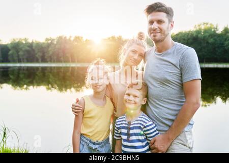 Porträt der Familie am See Stockfoto