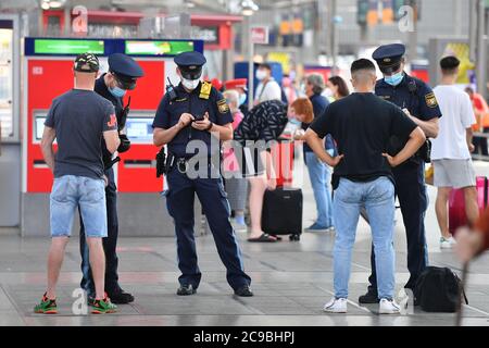 München, Deutschland. Juli 2020. Polizeibeamte überprüfen zufällig Reisende am Hauptbahnhof in München, tragen eine Gesichtsmaske und Maske. Personalkontrolle, Polizei, Kontrolle, Überprüfung, persönliche Angaben, DB, die Bahn, am 29. Juli 2020. OEPNV, öffentliche Verkehrsmittel, Fernverkehr, Nutzung weltweit Credit: dpa/Alamy Live News Stockfoto