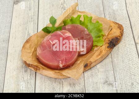Rohen Thunfisch runde Steak bereit für Grill Stockfoto