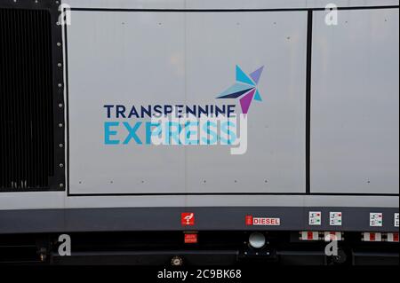 Trans Pennie Express-Logo auf einer Stadler-Lokomotive der Baureihe 68 Diesel Electric im Bahnhof York, Großbritannien Stockfoto