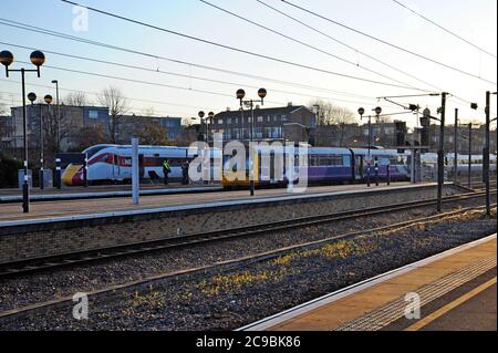 Ein brandneuer Hochgeschwindigkeitszug der LNER Azuma-Klasse auf der gegenüberliegenden Plattform einer Pacer DMU der Klasse 142 am Bahnhof York Stockfoto