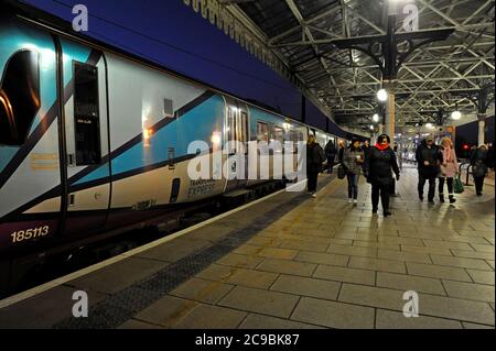 Passagiere, die einen Desiro Diesel-Triebzug der Siemens-Klasse 185 in Trans Pennine Express-Lackierung am Bahnhof York, Yorkshire, Großbritannien, verlassen Stockfoto