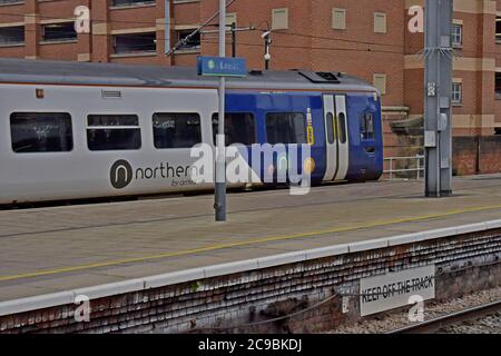 Eine Northern Züge der Klasse 158 Express DMU am Bahnhof Leeds Stockfoto