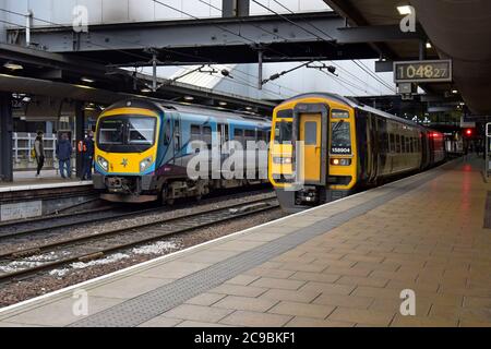 Eine TransPennine Express Class 185 Desiro DMU befindet sich neben einer Northern Trains Class 158 Express DMU am Bahnhof Leeds Stockfoto