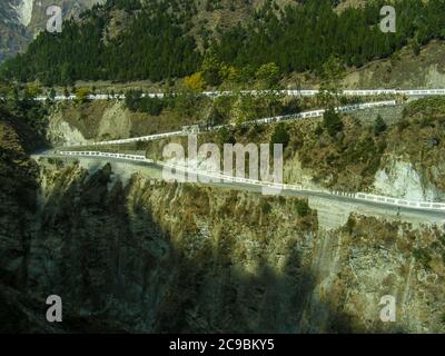 Das Dorf Auli, Himachal Pradesh, ist ein beliebter Winterurlaub, wo die Menschen durch gefährliche Himalaya-Straßen kommen, um Schneefall, Skifahren und Winter zu genießen Stockfoto