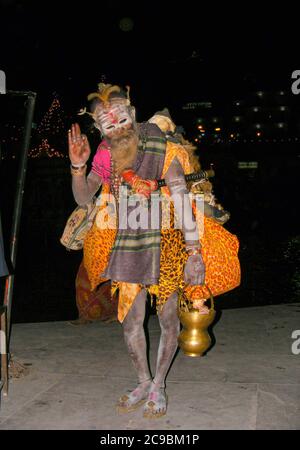 Aghori Sadhu, der einer Sekte Shivas angehört, die Asketen anbetet, führt nächtliche Meditationen in den eindringlichen Gründen der Hinducremation Ghats durch. Stockfoto