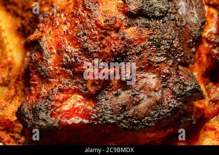 Frisch gekochtes Schweinefleisch gut gemacht mit einer strukturierten knusprigen dunkelbraunen Kruste Nahaufnahme Stockfoto