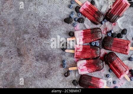 Hausgemachte Brombeere und Sahne Eis oder Eis mit gefrorenen Beeren Stockfoto