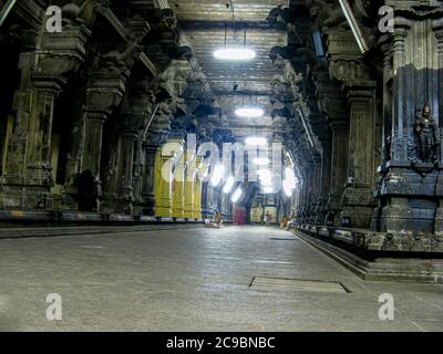 Im Inneren Tiruchendur Murugan Tempel, Tamil Nadu, ist berühmt für seine Dravidian-Stil hinduistischen Tempel. Ein Land des kulturellen und religiösen Erbes Stockfoto