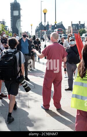 NHS-Arbeiter stiegen in Downing Street ab, um eine sofortige Forderung zu stellen Gehaltserhöhung Stockfoto