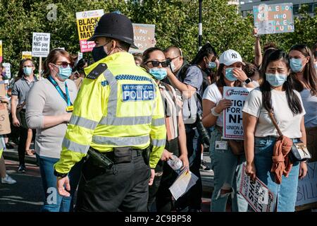 NHS-Arbeiter stiegen in Downing Street ab, um eine sofortige Forderung zu stellen Gehaltserhöhung Stockfoto