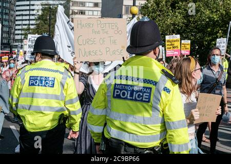 NHS-Arbeiter stiegen in Downing Street ab, um eine sofortige Forderung zu stellen Gehaltserhöhung Stockfoto