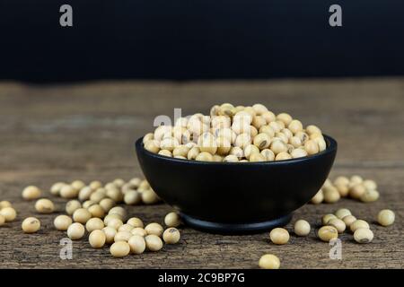 Rohe Sojabohnen in Holzschüssel auf Holztisch Hintergrund. Stockfoto