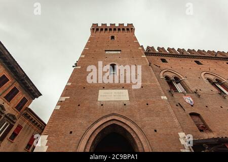 Turm des Rathauses in Ferrara in Italien Stockfoto